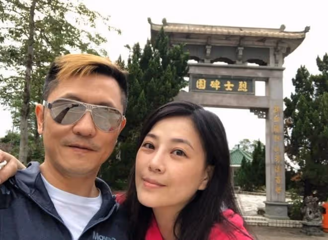 52歲女星懶理舊愛郭晉安離婚！赴內地大曬美腿！與老公婚後極恩愛