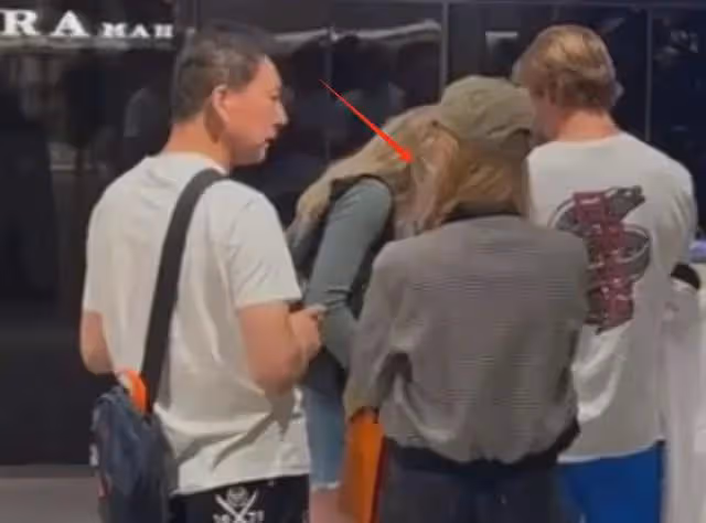 鄭爽美國逛街被偶遇,染黃髮穿短褲風格變樣,曾說當導演拍復仇劇