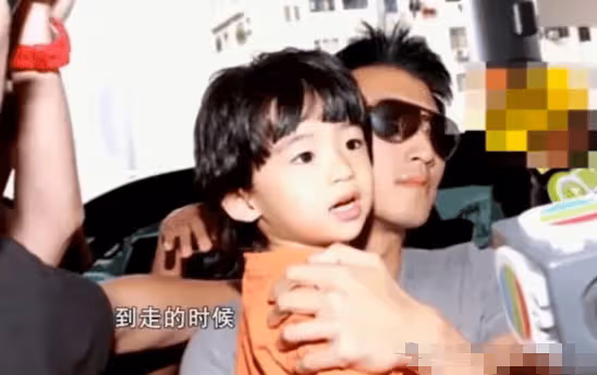 謝霆鋒給兒子通電話,仔細聽他對張柏芝的稱呼?太真實了