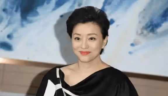 她是央視知名主持人,為百億富豪與丈夫凈身出戶,如今狀況如何?
