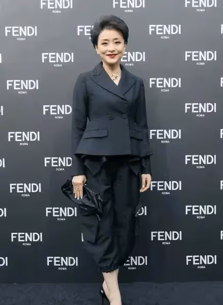 她是央視知名主持人,為百億富豪與丈夫凈身出戶,如今狀況如何?