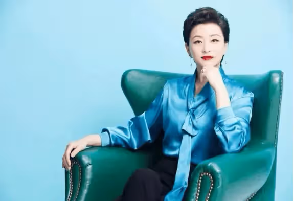 她是央視知名主持人,為百億富豪與丈夫凈身出戶,如今狀況如何?