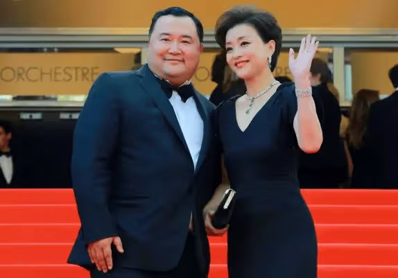 她是央視知名主持人,為百億富豪與丈夫凈身出戶,如今狀況如何?
