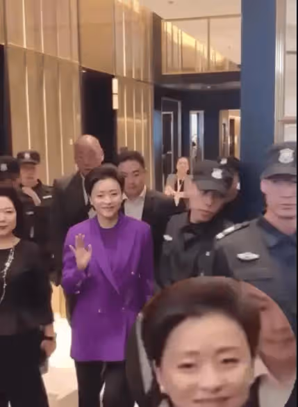 她是央視知名主持人,為百億富豪與丈夫凈身出戶,如今狀況如何?