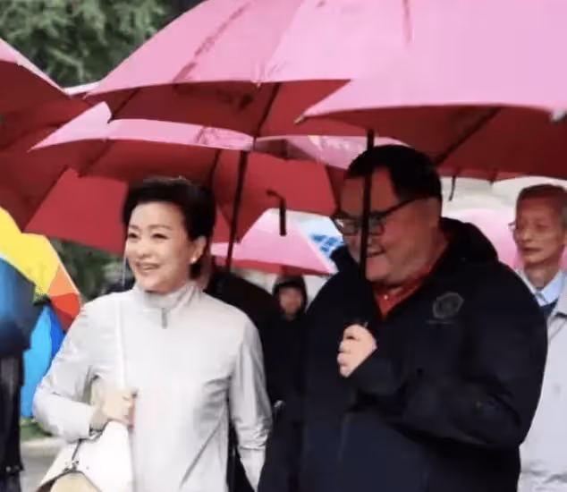 她是央視知名主持人,為百億富豪與丈夫凈身出戶,如今狀況如何?
