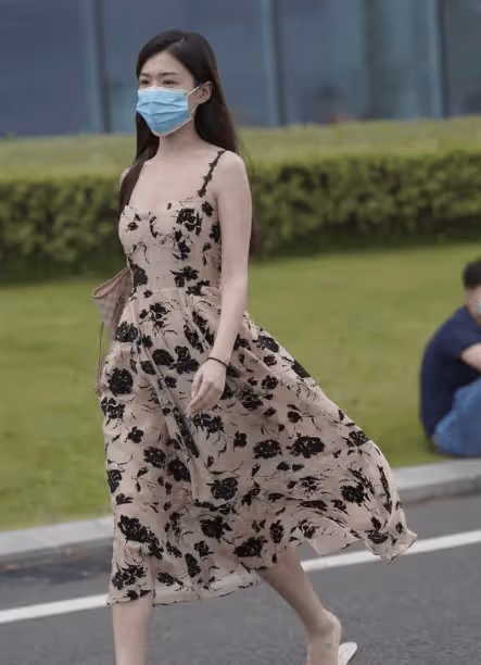 時尚解碼 驚艷全場!小姐姐的弔帶長裙+藍色口罩,美出新高度!