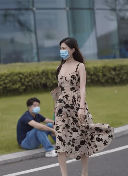 時尚解碼 驚艷全場!小姐姐的弔帶長裙+藍色口罩,美出新高度!