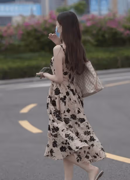 時尚解碼 驚艷全場!小姐姐的弔帶長裙+藍色口罩,美出新高度!