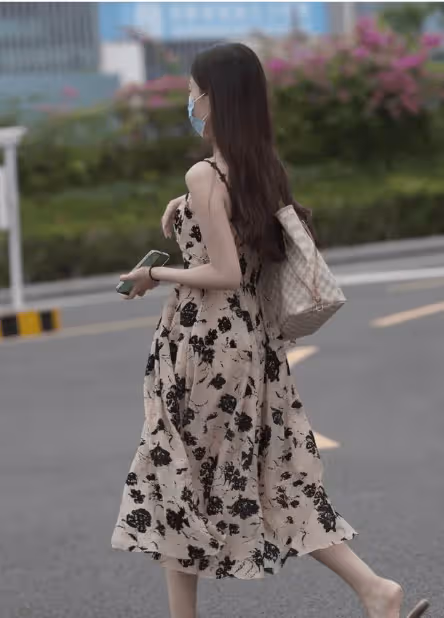 時尚解碼 驚艷全場!小姐姐的弔帶長裙+藍色口罩,美出新高度!