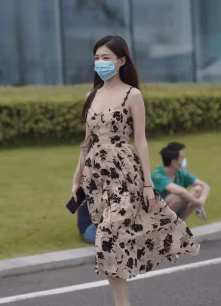 時尚解碼 驚艷全場!小姐姐的弔帶長裙+藍色口罩,美出新高度!
