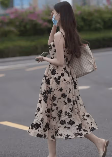 時尚解碼 驚艷全場!小姐姐的弔帶長裙+藍色口罩,美出新高度!