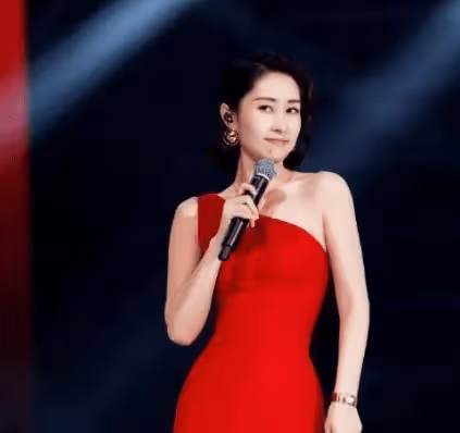 劉敏濤曬女兒側臉照,乍一看還以為是楊冪,小小年紀就是美人胚子