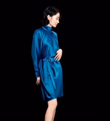 劉敏濤曬女兒側臉照,乍一看還以為是楊冪,小小年紀就是美人胚子