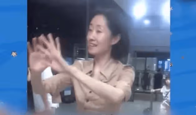 劉敏濤曬女兒側臉照,乍一看還以為是楊冪,小小年紀就是美人胚子