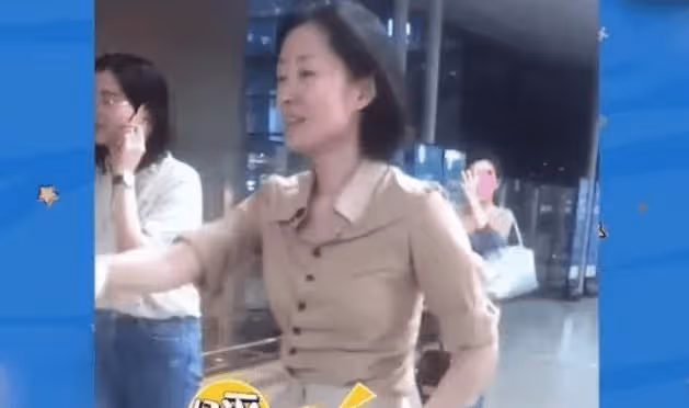 劉敏濤曬女兒側臉照,乍一看還以為是楊冪,小小年紀就是美人胚子
