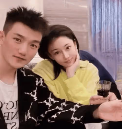 張馨予與何捷無疑是天作之合,英俊外貌無疑超越了李晨的風采