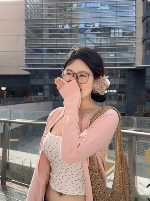 春日裡的溫柔風:粉色開衫與碎花裙的浪漫邂逅