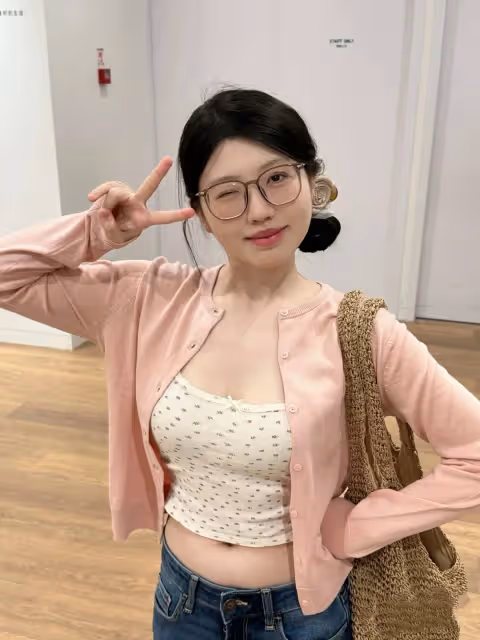 春日裡的溫柔風:粉色開衫與碎花裙的浪漫邂逅