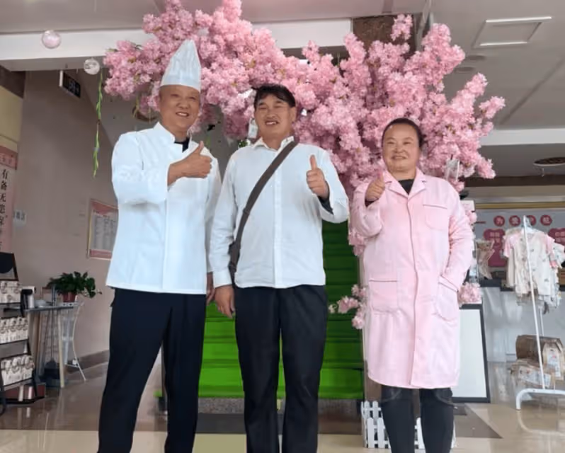 大衣哥前往月子中心探望孫子！簡陋到像賓館惹爭議，兒媳陳萌出鏡
