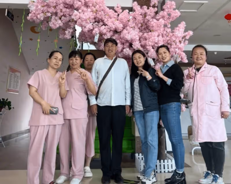 大衣哥前往月子中心探望孫子！簡陋到像賓館惹爭議，兒媳陳萌出鏡