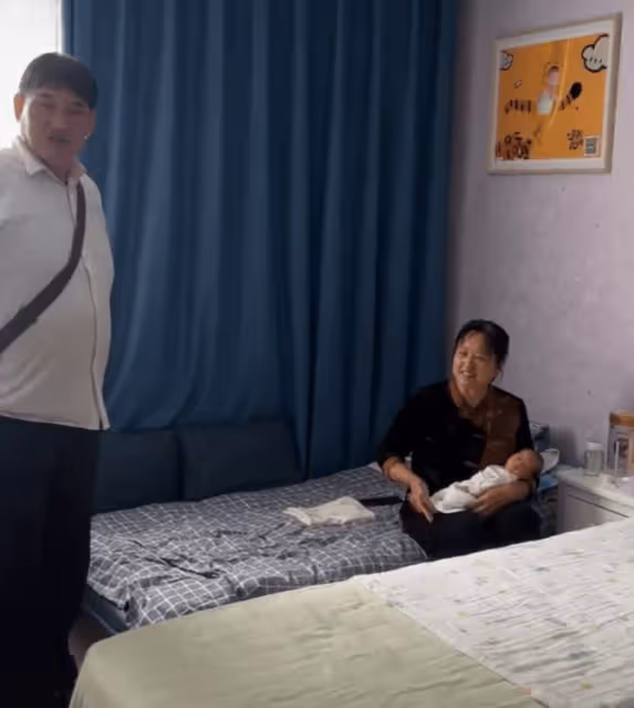 大衣哥前往月子中心探望孫子！簡陋到像賓館惹爭議，兒媳陳萌出鏡