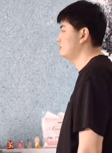 大衣哥前往月子中心探望孫子！簡陋到像賓館惹爭議，兒媳陳萌出鏡