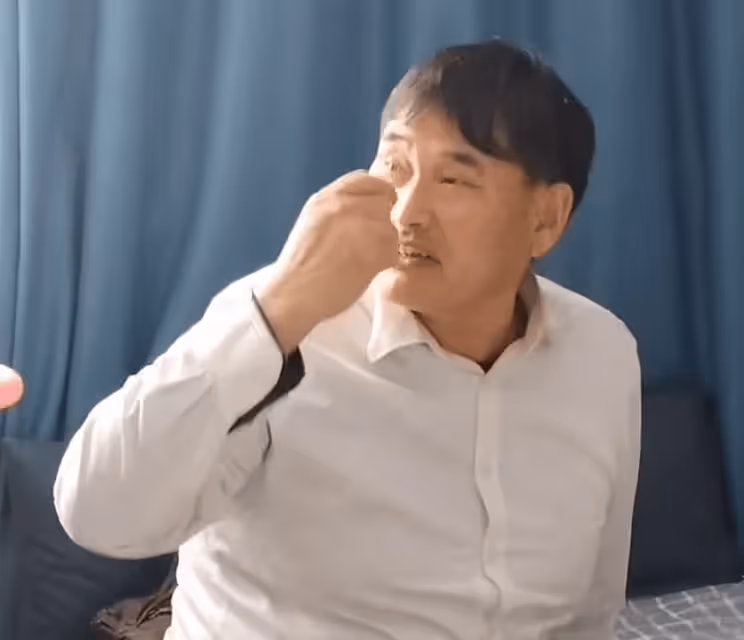 大衣哥前往月子中心探望孫子！簡陋到像賓館惹爭議，兒媳陳萌出鏡