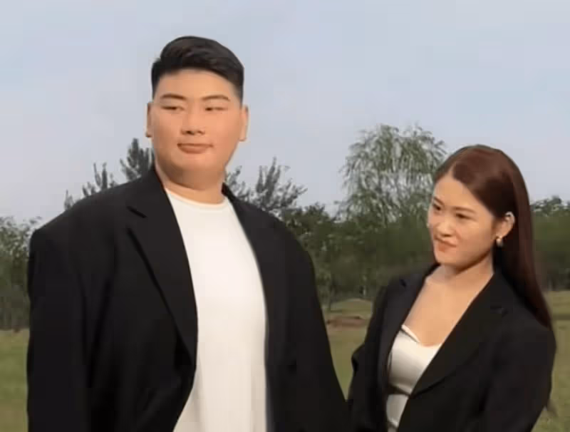 大衣哥前往月子中心探望孫子！簡陋到像賓館惹爭議，兒媳陳萌出鏡