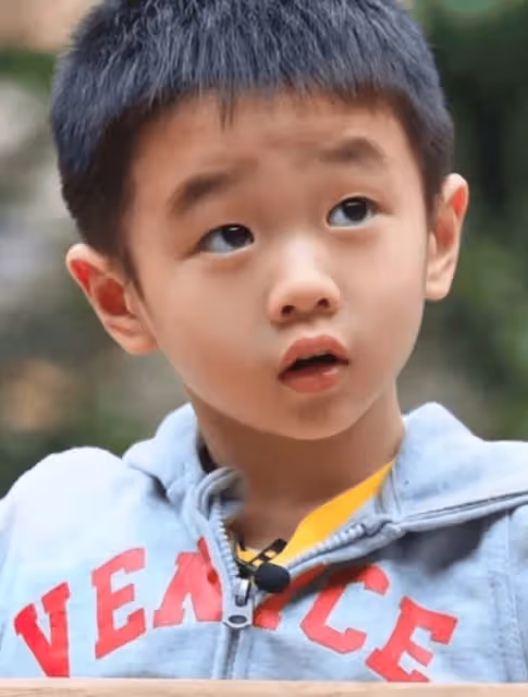 楊威楊雲一家現身荊門園博園，14歲楊陽洋像個成年人，不敢認了