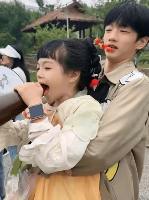 楊威楊雲一家現身荊門園博園，14歲楊陽洋像個成年人，不敢認了