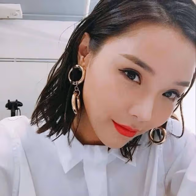 香港知名歌手方皓玟瘦成紙片人，背骨凸顯嚇壞網友，遭質疑患重病