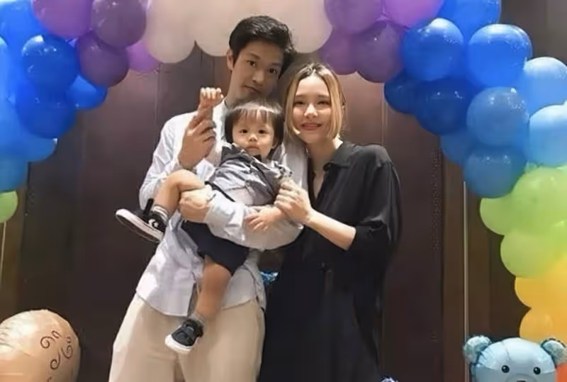 香港知名歌手方皓玟瘦成紙片人，背骨凸顯嚇壞網友，遭質疑患重病