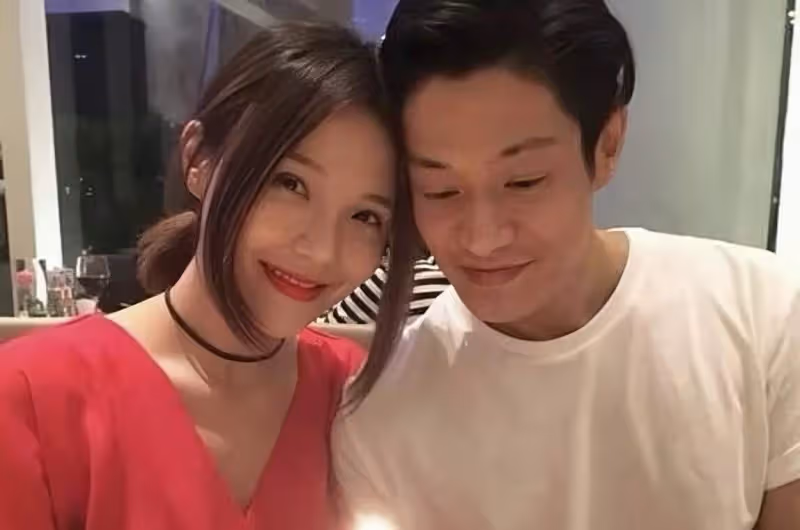 香港知名歌手方皓玟瘦成紙片人，背骨凸顯嚇壞網友，遭質疑患重病