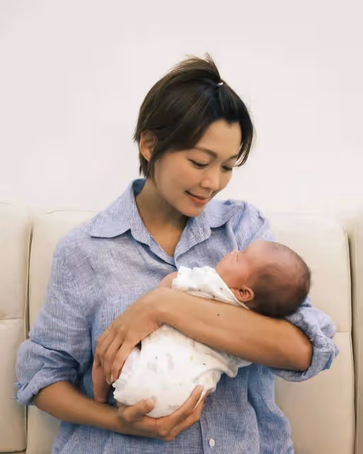 TVB知名藝人妻子曾是健身達人，突然高燒入院，為網友分享育兒經驗