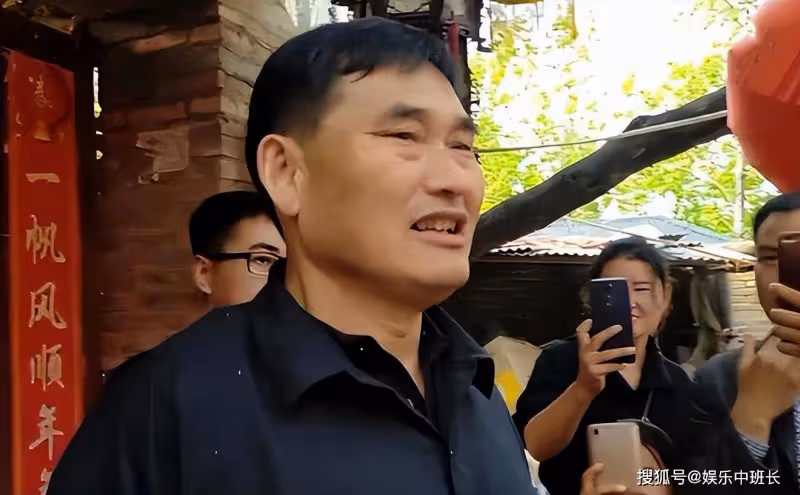 「大衣哥」朱之文喜獲孫子，現身月子中心探視！寶寶正臉十分秀氣