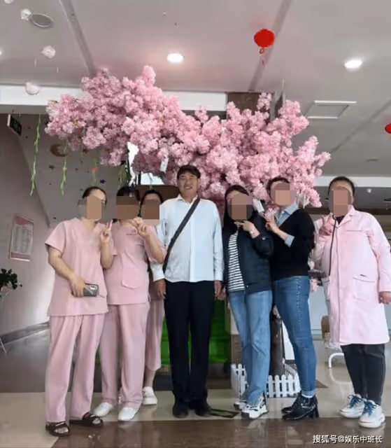 「大衣哥」朱之文喜獲孫子，現身月子中心探視！寶寶正臉十分秀氣