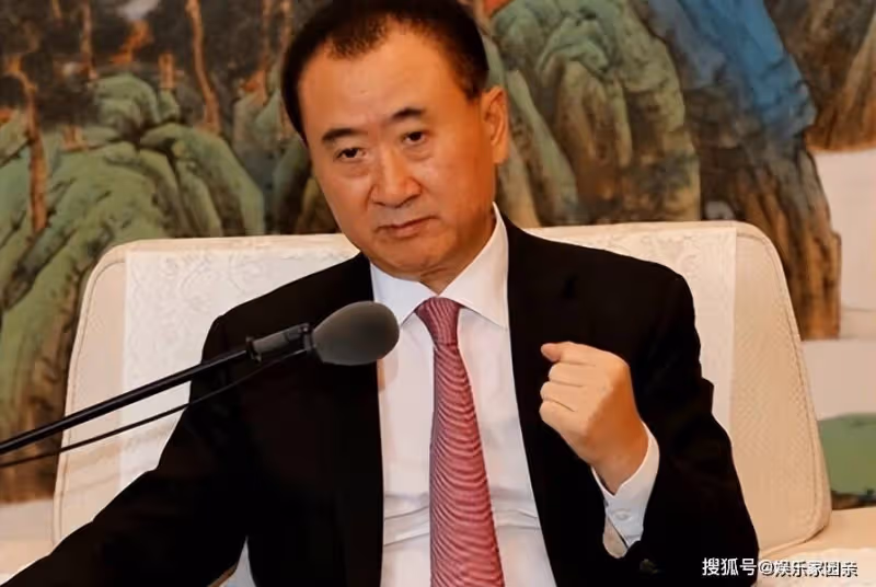 69歲王健林近照模樣大變，如今的體型撐不起西裝！對王思聰太寵愛
