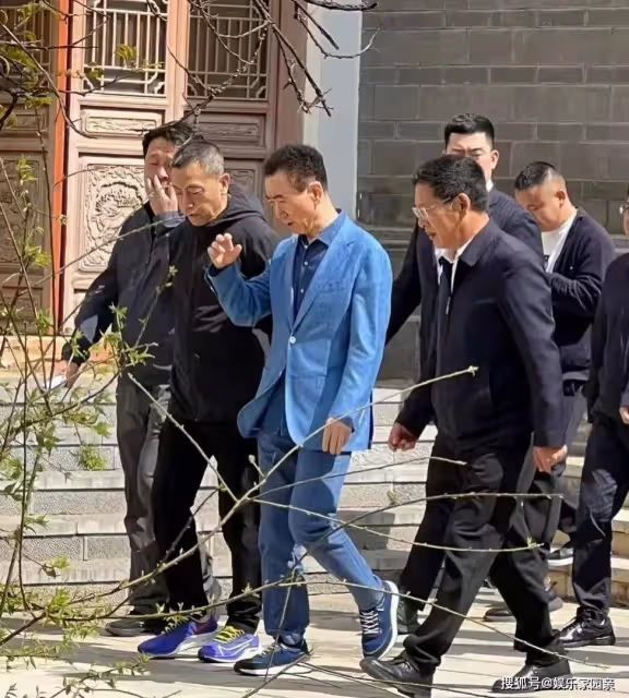 69歲王健林近照模樣大變，如今的體型撐不起西裝！對王思聰太寵愛
