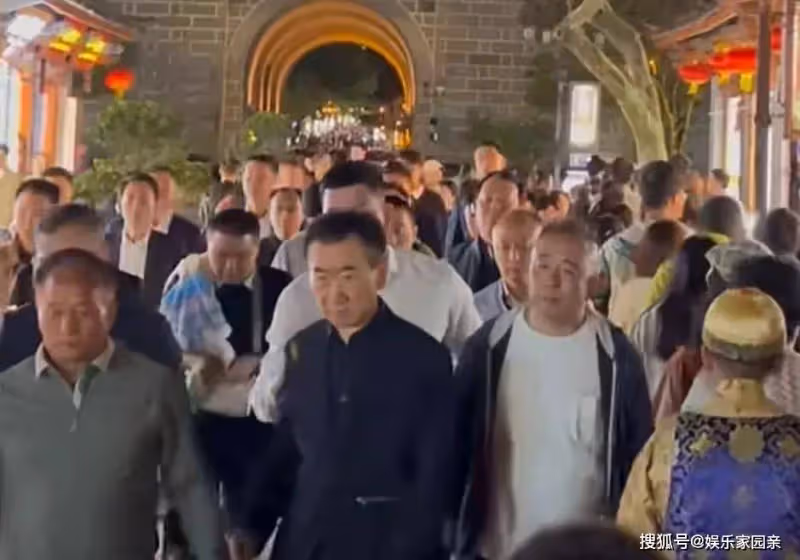 69歲王健林近照模樣大變，如今的體型撐不起西裝！對王思聰太寵愛