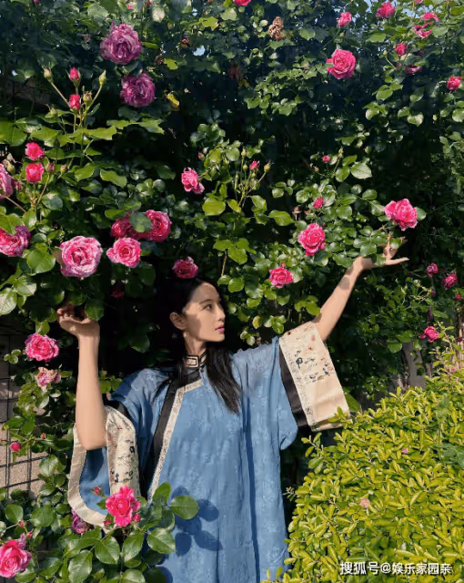 張馨予曬豪宅花園，穿旗袍閒逛花園好愜意，網友：好幸福的生活