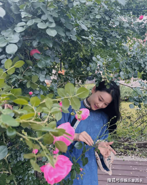 張馨予曬豪宅花園，穿旗袍閒逛花園好愜意，網友：好幸福的生活