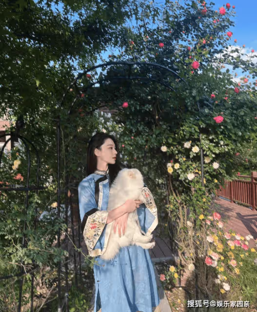 張馨予曬豪宅花園，穿旗袍閒逛花園好愜意，網友：好幸福的生活