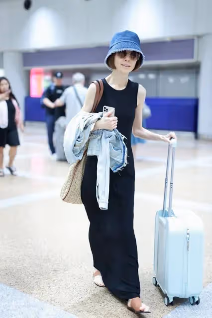 53歲魯豫暴增20斤！機場穿修身裙盡顯滿滿曲線感，美得像換了個人