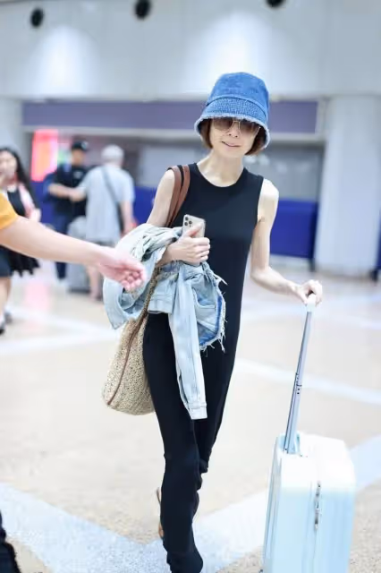 53歲魯豫暴增20斤！機場穿修身裙盡顯滿滿曲線感，美得像換了個人