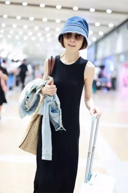 53歲魯豫暴增20斤！機場穿修身裙盡顯滿滿曲線感，美得像換了個人