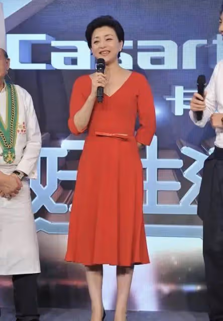 55歲楊瀾看臉是真的老了，但穿衣優雅又溫柔，氣質太高級了