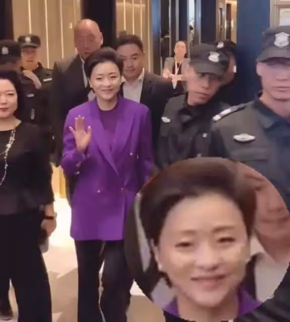 55歲楊瀾看臉是真的老了，但穿衣優雅又溫柔，氣質太高級了
