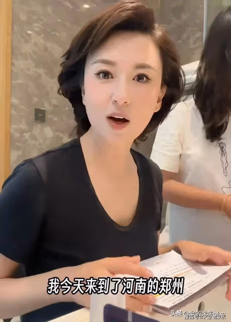 張蕾現身河南主持晚會,台下背稿子一臉認真,吃一大碗燴麵很實在