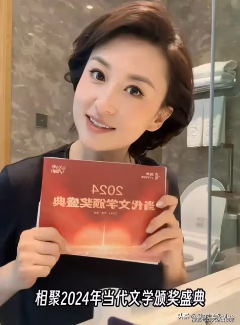 張蕾現身河南主持晚會,台下背稿子一臉認真,吃一大碗燴麵很實在