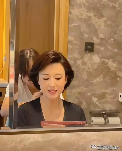 張蕾現身河南主持晚會,台下背稿子一臉認真,吃一大碗燴麵很實在